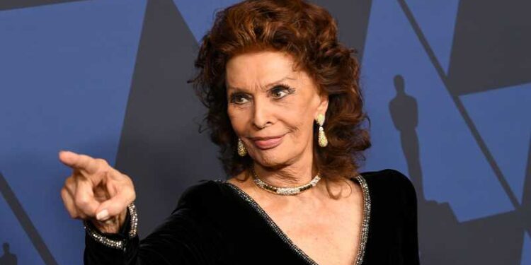 النجمة العالمية صوفيا لورين تحتفل بعيد ميلادها الـ ٩٠