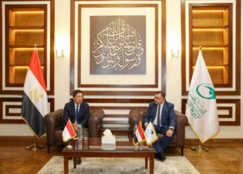 رئيس البريد يبحث مع السفير السنغافوري التعاون في خدمات التجارة الإلكترونية والبنية التحتية