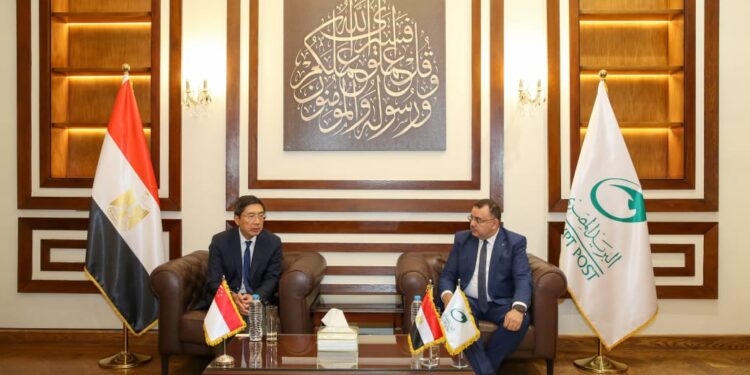 رئيس البريد يبحث مع السفير السنغافوري التعاون في خدمات التجارة الإلكترونية والبنية التحتية