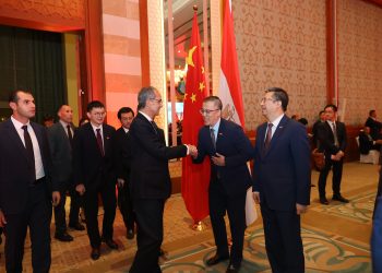 وزير الاتصالات : التعاون بين مصر والصين يشمل  مصانع كابلات الفايبر والهواتف ومراكز البيانات والسحب الحاسوبية والذكاء الاصطناعى