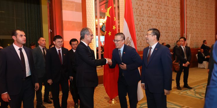 وزير الاتصالات : التعاون بين مصر والصين يشمل مصانع كابلات الفايبر والهواتف ومراكز البيانات والسحب الحاسوبية والذكاء الاصطناعى