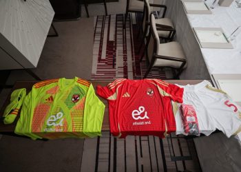 قمة السوبر الأفريقي .. الأهلي بزيه الأحمر التقليدي والزمالك بالأسود الكامل