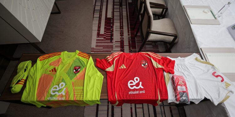 قمة السوبر الأفريقي .. الأهلي بزيه الأحمر التقليدي والزمالك بالأسود الكامل