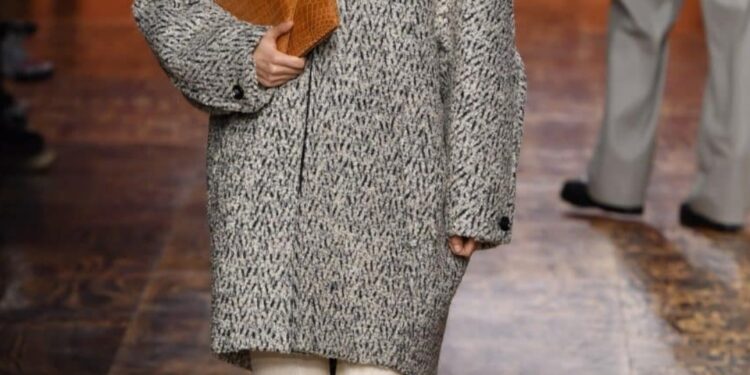 لكي يا سيدتي .. الأصفر سيد الألوان والفرو الكثيف أحدث صيحات موضة شتاء ٢٠٢٥