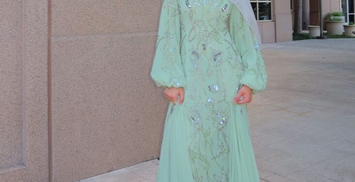 أفكار لتنسيق فساتين محجبات سواريه لعام 2024