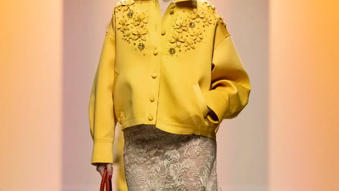 الجرأة والكلاسيكية تتألق في أزياء “أسبوع الموضة في باريس” 