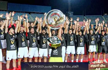 انفصال القاعدة عن الدرع .. تصميم الدوري الجديد يُثير جدلاً واسعاً في احتفالية تتويج الأهلي باللقب