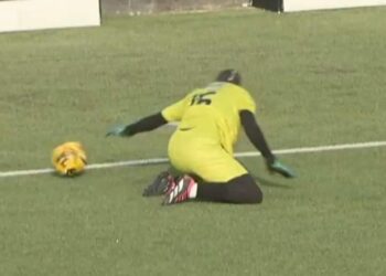 لقطة طريفة بدوري الكرة النسائية .. نورا مندور حارسة الزمالك تحتضن الكرة ثم تمر منها بغرابة إلى خارج الملعب