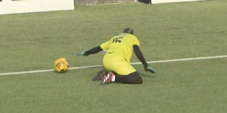 لقطة طريفة بدوري الكرة النسائية .. نورا مندور حارسة الزمالك تحتضن الكرة ثم تمر منها بغرابة إلى خارج الملعب