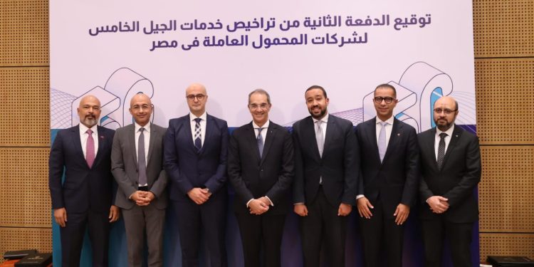 15 عام.. الاتصالات تمنح شركات المحمول تراخيص الجيل الخامس .. (بيان رسمي)