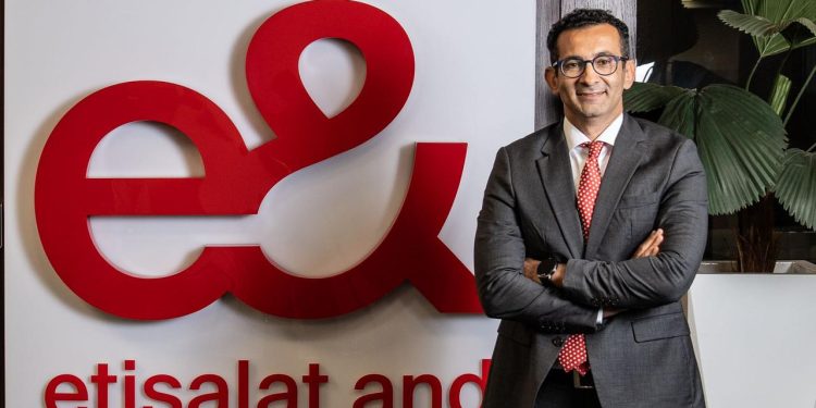 تامر عاشور لـ عمرو مصطفى: اركن على جنب