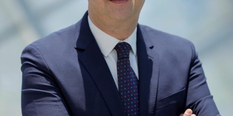 المصرية للاتصالات تعين وائل حنفي نائباً للرئيس التنفيذي للشئون المالية