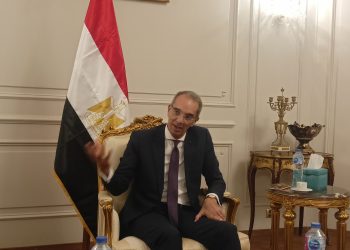 وزير الاتصالات يكشف خطة الوزارة لتصنيع الموبايلات في مصر