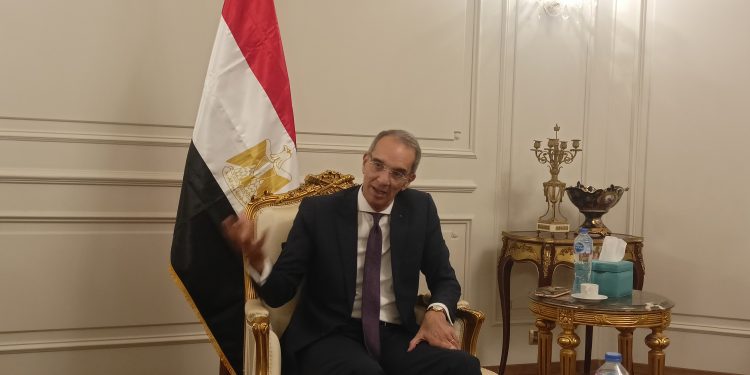 وزير الاتصالات يكشف خطة الوزارة لتصنيع الموبايلات في مصر