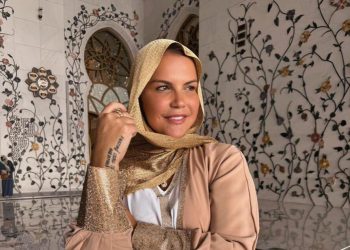 بالحجاب والعباءة .. شقيقة كريستيانو رونالدو تخطف الأضواء داخل مسجد الشيخ زايد في أبو ظبي