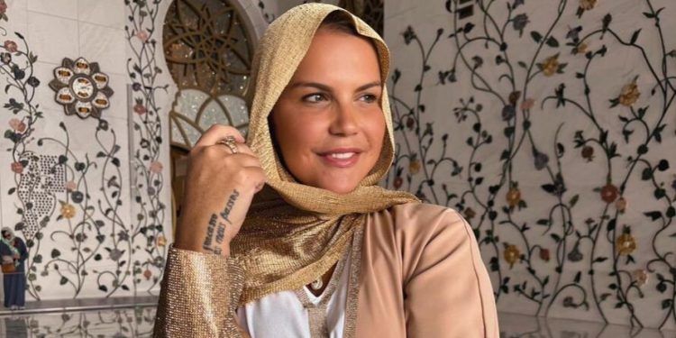 بالحجاب والعباءة .. شقيقة كريستيانو رونالدو تخطف الأضواء داخل مسجد الشيخ زايد في أبو ظبي