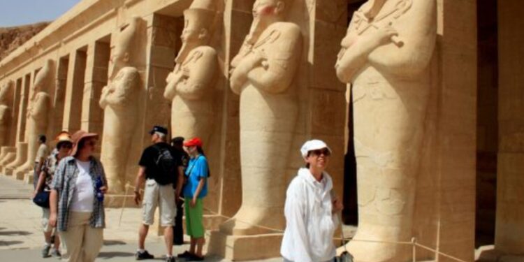 البنك المركزي يعلن شروط الاستفادة من مبادرة دعم السياحة