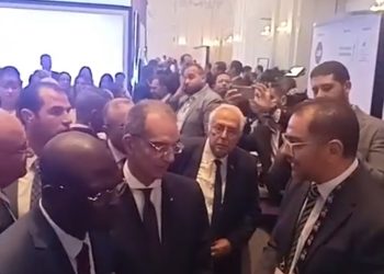 وزير الاتصالات يتفقد معرض القمة العالمية للبنية التحتية DPI