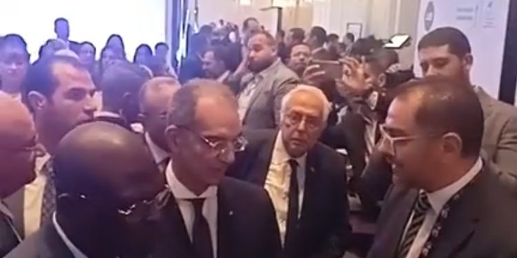 وزير الاتصالات يتفقد معرض القمة العالمية للبنية التحتية DPI