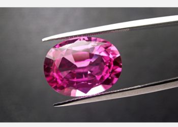 حجر التورمالين الوردي سر أناقة المرأة خلال شهر أكتوبر