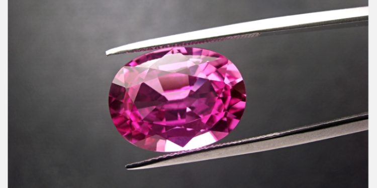 حجر التورمالين الوردي سر أناقة المرأة خلال شهر أكتوبر