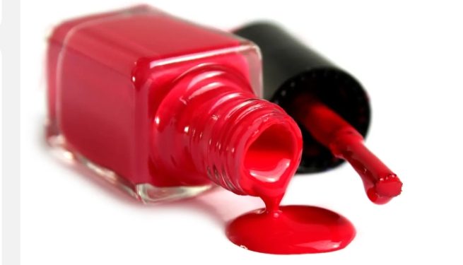 أفضل الطرق لإزالة بقع طلاء الأظافر