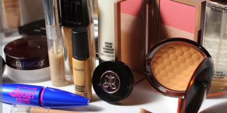 أبرز إطلالات مستحضرات التجميل والمكياج.. لمحبات اللون الوردي