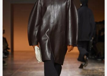 أبرز ألوان موضة خريف 2024 .. لون محايد وشكل جمالي