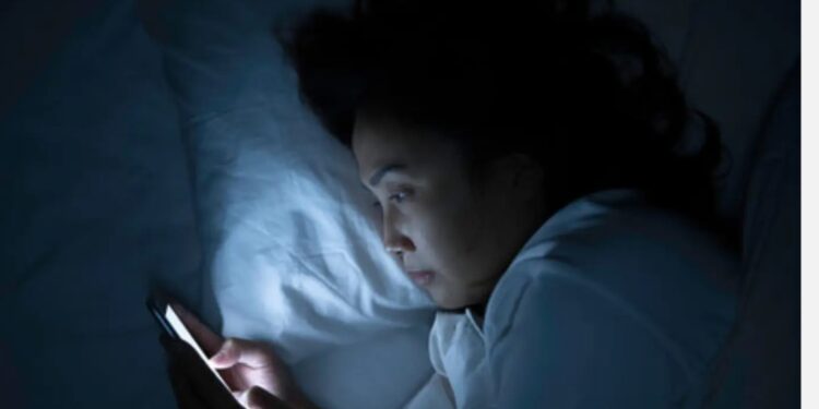 احذر .. استخدام هاتفك قبل النوم قد يجعلك ملاذ للبكتيريا