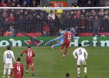 شاهد .. رد فعل مفاجيء من أسرة محمد صلاح بعد إهداره ركلة جزاء أمام ريال مدريد