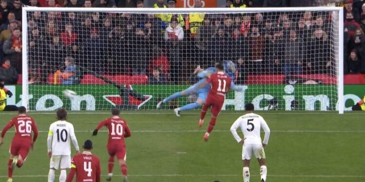 شاهد .. رد فعل مفاجيء من أسرة محمد صلاح بعد إهداره ركلة جزاء أمام ريال مدريد