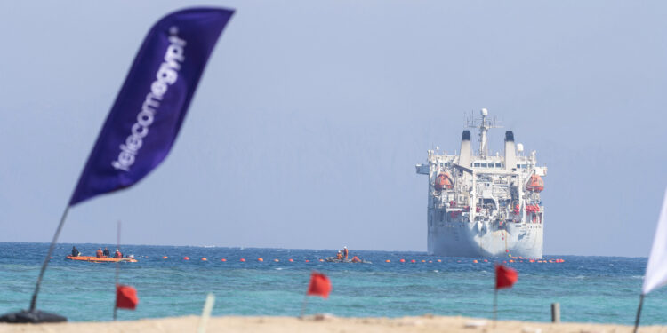 المصرية للاتصالات : نجاح إنزال نظام الكابل البحري “Africa-1” في مصر