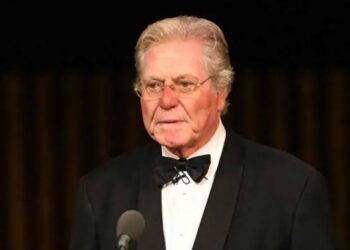 حسين فهمي باكيًا : تعرضت لأصعب اللحظات بين مرض شقيقي وتجهيزات مهرجان القاهرة السينمائي