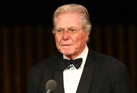 حسين فهمي باكيًا : تعرضت لأصعب اللحظات بين مرض شقيقي وتجهيزات مهرجان القاهرة السينمائي