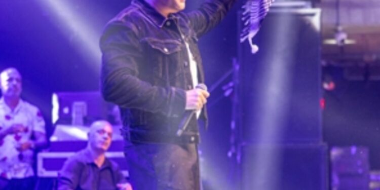 الوشاح الفلسطيني يخطف الأنظار خلال حفل رامي صبري في الولايات المتحدة