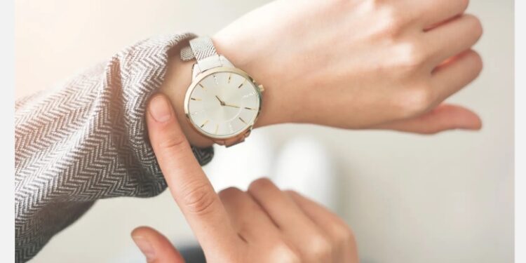 ما هي قواعد اتيكيت ارتداء المرأة للـ الساعات؟