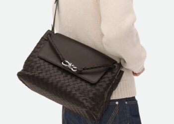 حقائب الـCrossbody تعود بقوة في صيحات الموضة لهذا الموسم