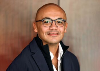 عضو شركة الأهلي يشارك في منافشات ماجستير الأحداث الرياضية بباريس