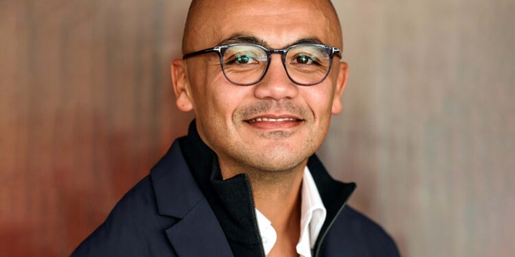 عضو شركة الأهلي يشارك في منافشات ماجستير الأحداث الرياضية بباريس