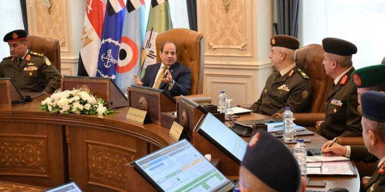 السيسي يتفقد إجراءات كشف الهيئة بالأكاديمية العسكرية ويؤدي فريضة الصلاة مع المتقدمين