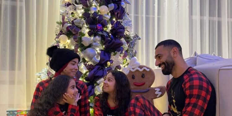 محمد صلاح يشارك متابعيه احتفالاته بالكريسماس رفقة أسرته
