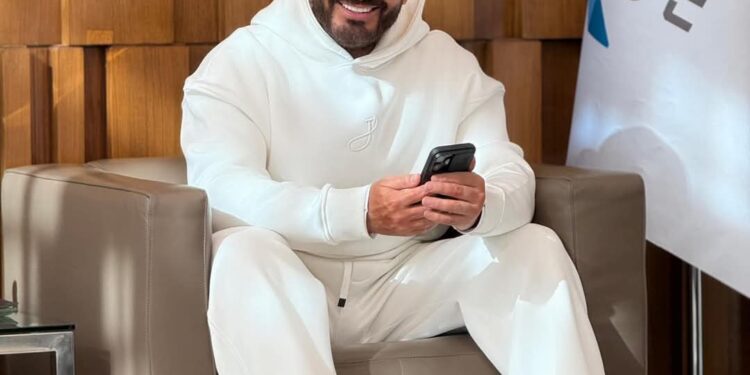 تامر حسني قبل سفره لـ دبي : 2025 يارب سنة أجمل على الجميع