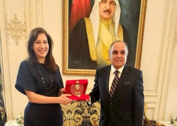 الأهلي يُهدي وكيل مجلس وزراء البحرين وسفير مصر درع وعلم النادي