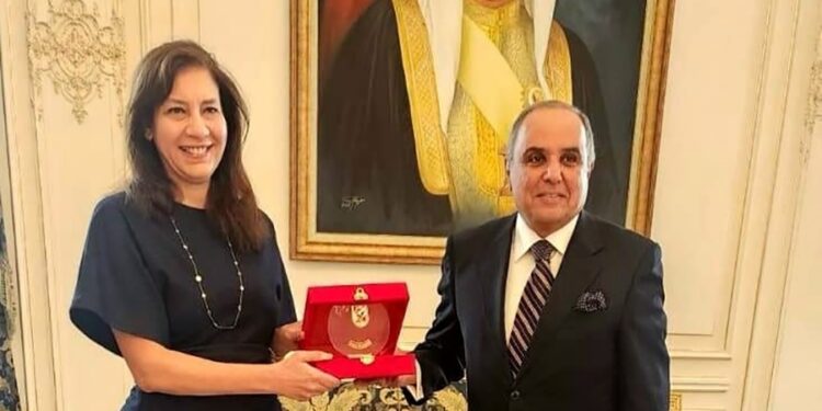 الأهلي يُهدي وكيل مجلس وزراء البحرين وسفير مصر درع وعلم النادي