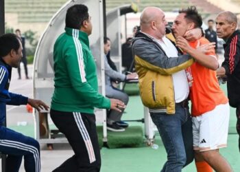 في واقعة غير أخلاقية .. أحمد شاهين لاعب المنصورة يعتدي على مدربه داخل أرض الملعب