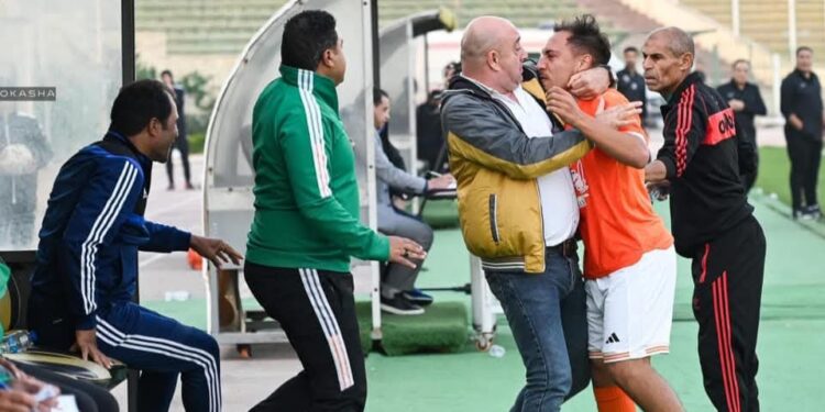 في واقعة غير أخلاقية .. أحمد شاهين لاعب المنصورة يعتدي على مدربه داخل أرض الملعب