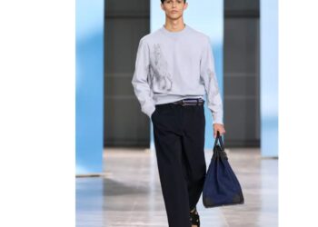 الألوان الداكنة تسيطر على أزياء الرجال خلال شتاء 2025