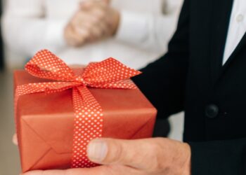 أفكار هدايا راقية للرجال في موسم الكريسماس 2024