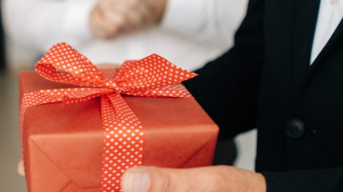 أفكار هدايا راقية للرجال في موسم الكريسماس 2024