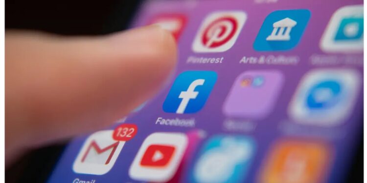 هل تؤثر مواقع التواصل الاجتماعي على الصحة العقلية؟